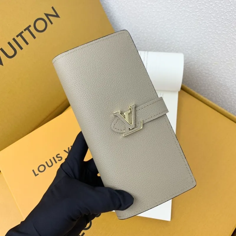 Alternative view of LV Wallets-633