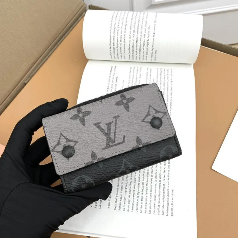 LV Wallets-636