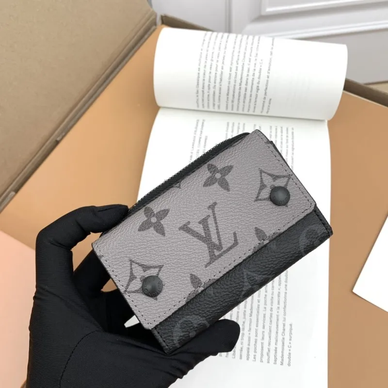 Alternative view of LV Wallets-636
