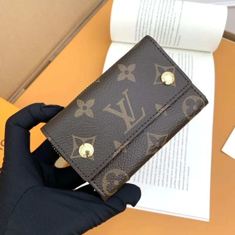 Alternative view of LV Wallets-637