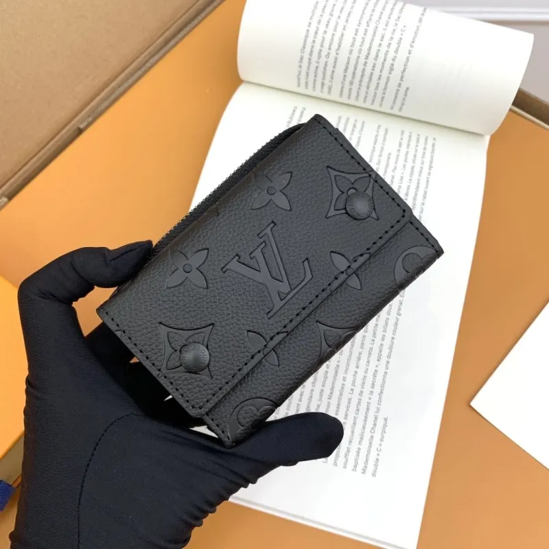 Alternative view of LV Wallets-639