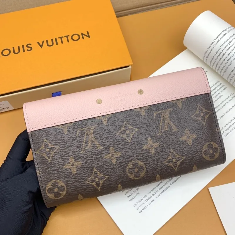 Alternative view of LV Wallets-641