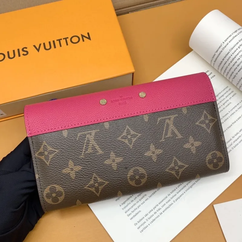 Alternative view of LV Wallets-642