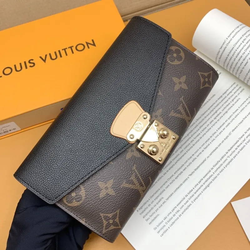 Alternative view of LV Wallets-643