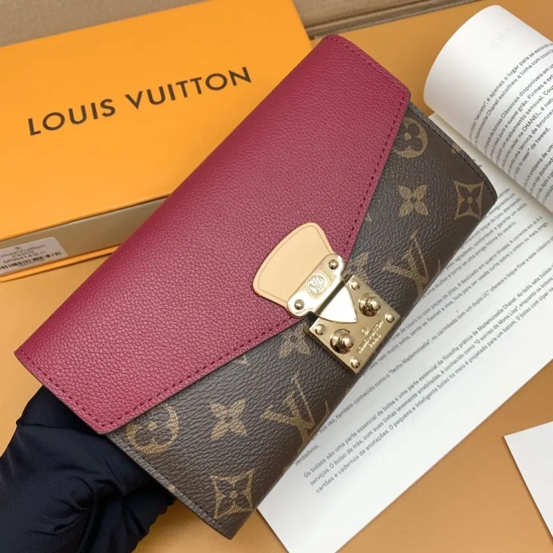 Alternative view of LV Wallets-645