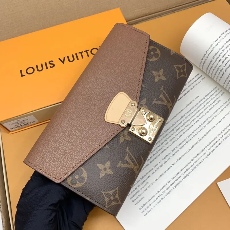 Alternative view of LV Wallets-646