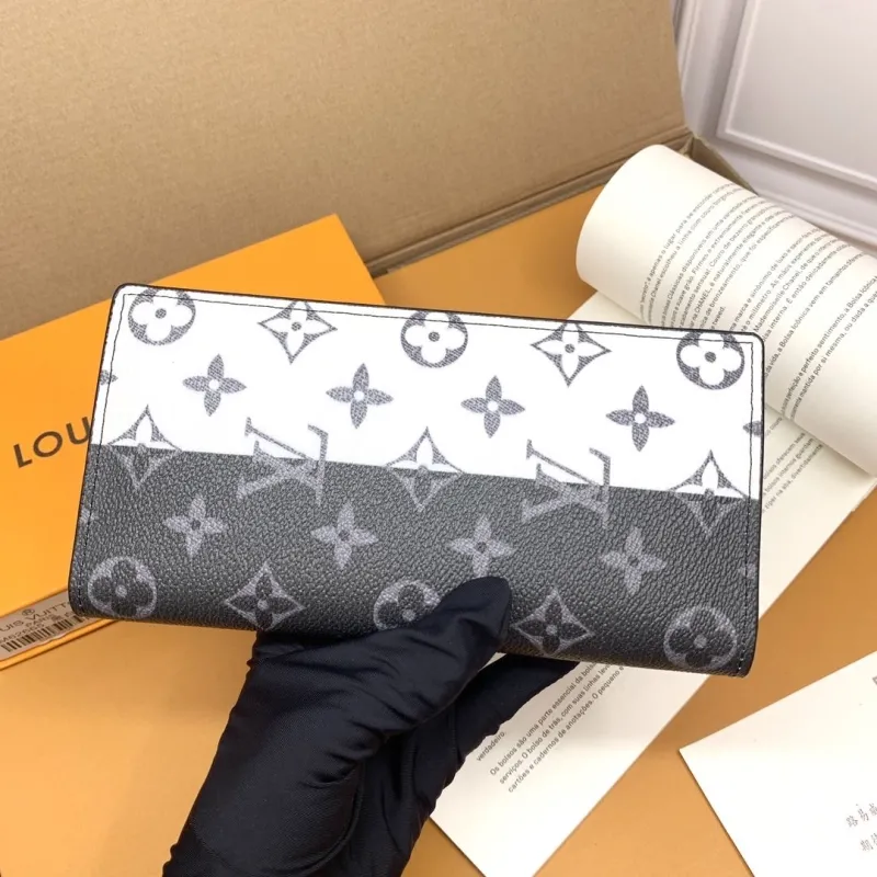 Alternative view of LV Wallets-647