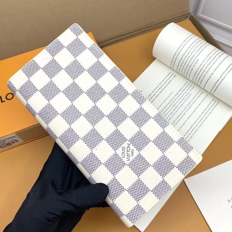 LV Wallets-649