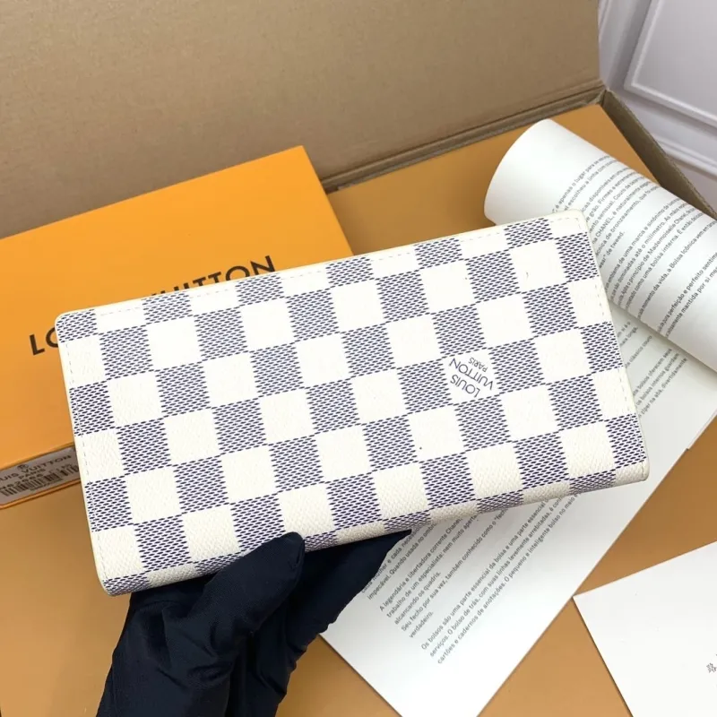 Alternative view of LV Wallets-649