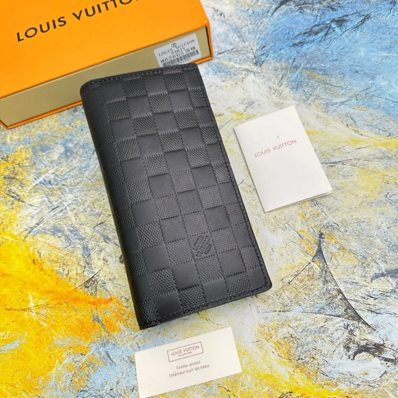 Alternative view of LV Wallets-651