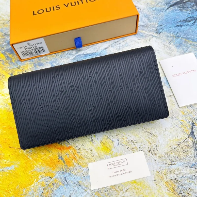 Alternative view of LV Wallets-652