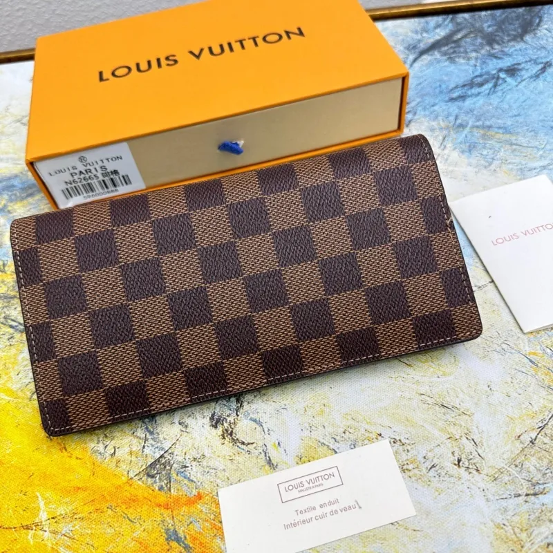 Alternative view of LV Wallets-653