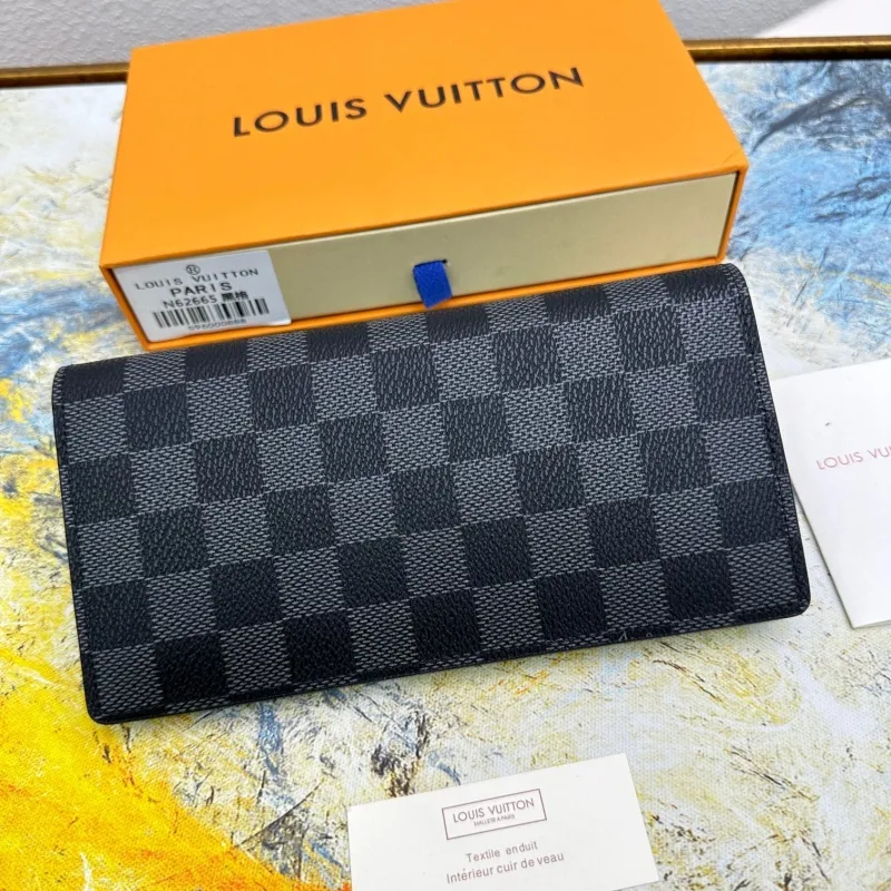 Alternative view of LV Wallets-654