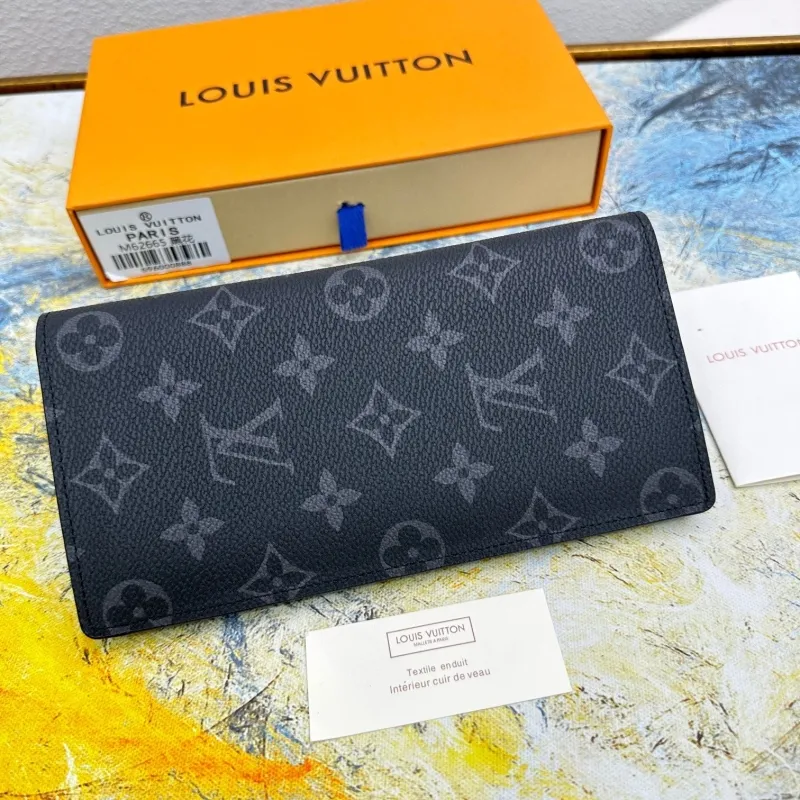 Alternative view of LV Wallets-656