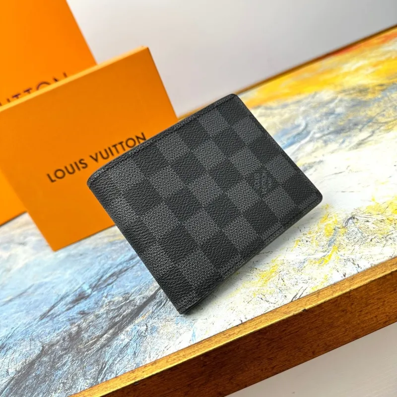 Alternative view of LV Wallets-662