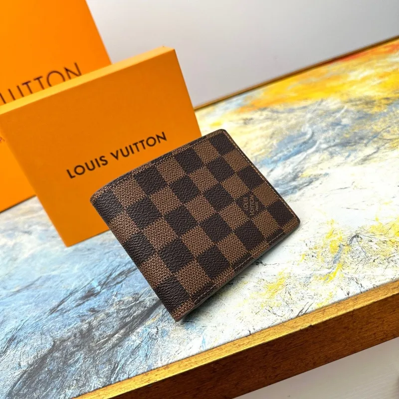 Alternative view of LV Wallets-663