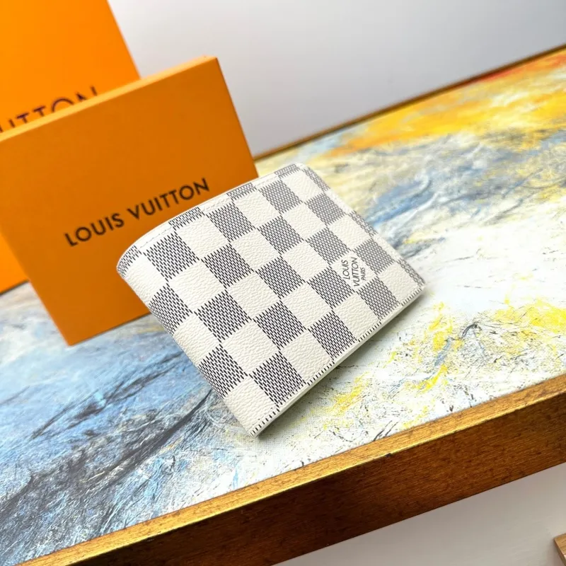Alternative view of LV Wallets-664