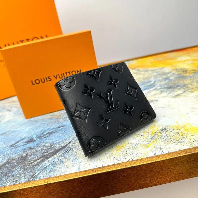 Alternative view of LV Wallets-667