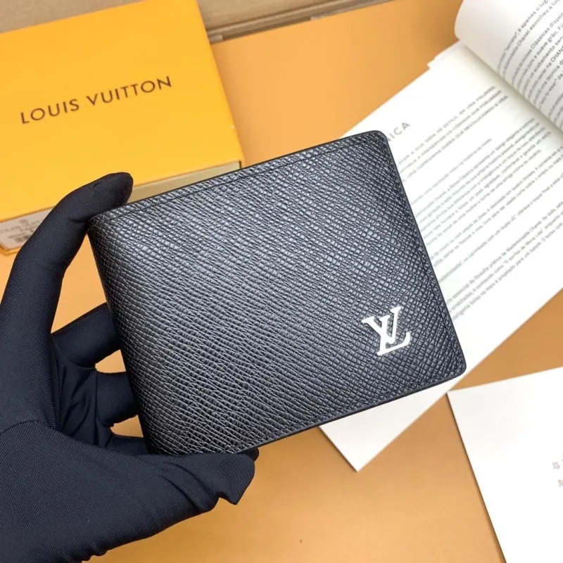 LV Wallets-670