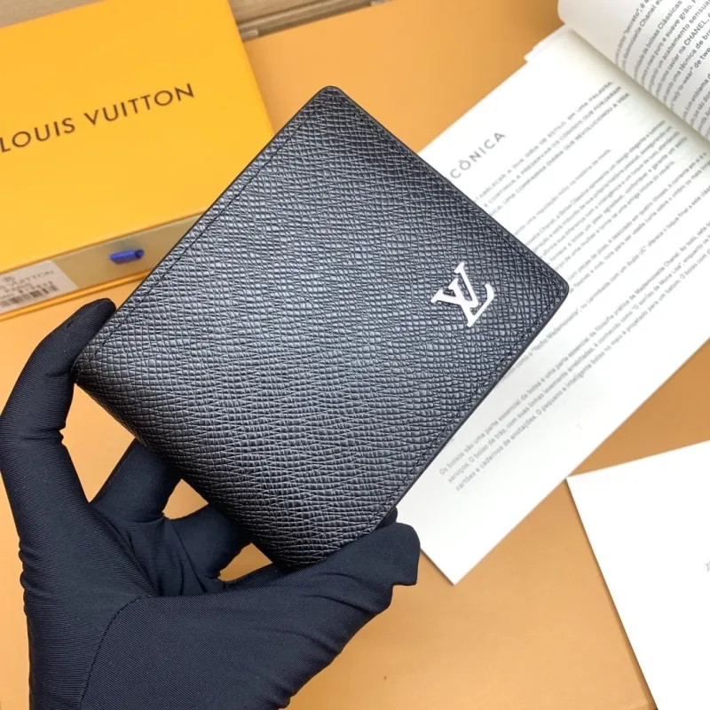 Alternative view of LV Wallets-670