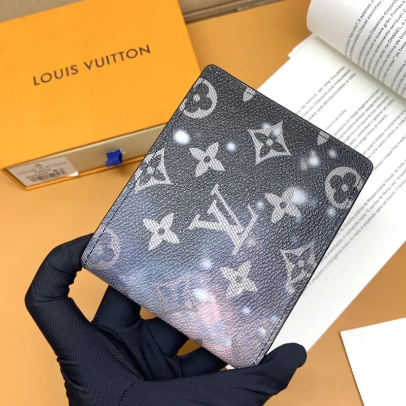 Alternative view of LV Wallets-671
