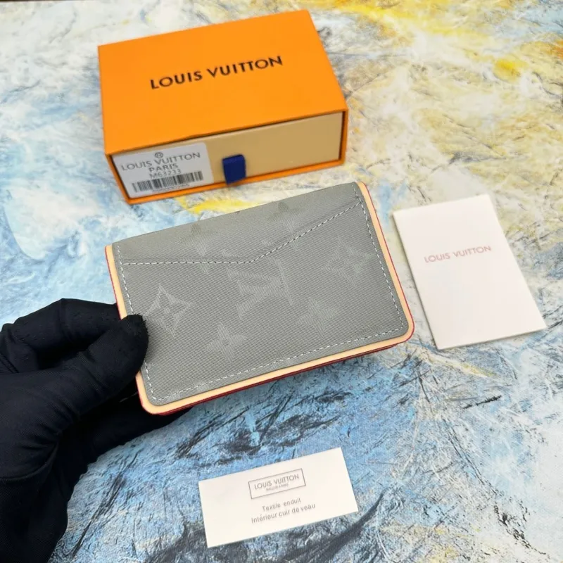 Alternative view of LV Wallets-672