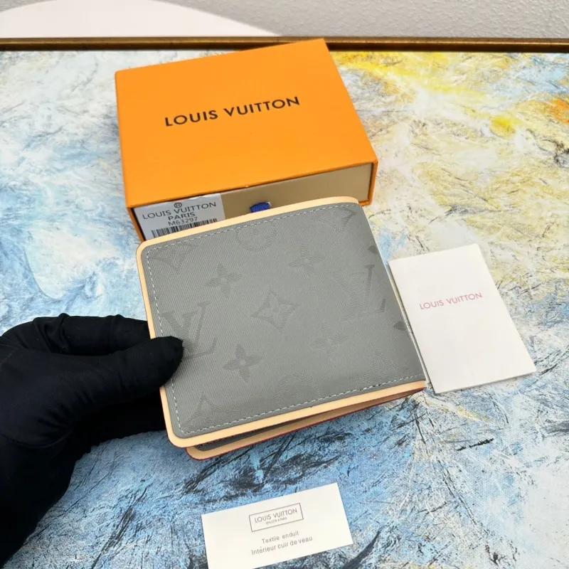 Alternative view of LV Wallets-673