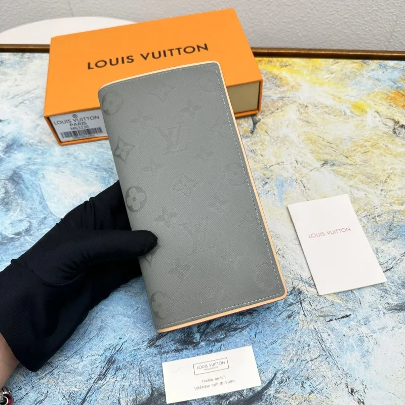 LV Wallets-674