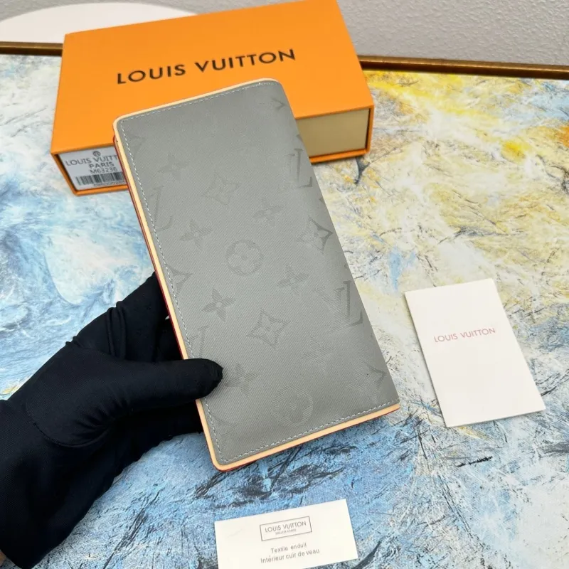 Alternative view of LV Wallets-674