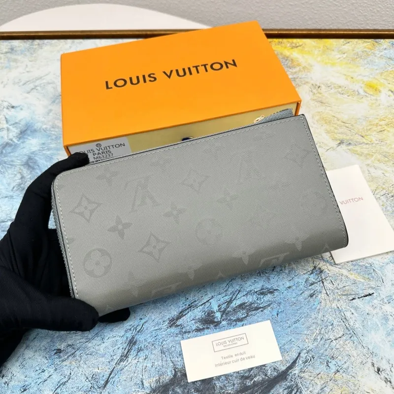 LV Wallets-675