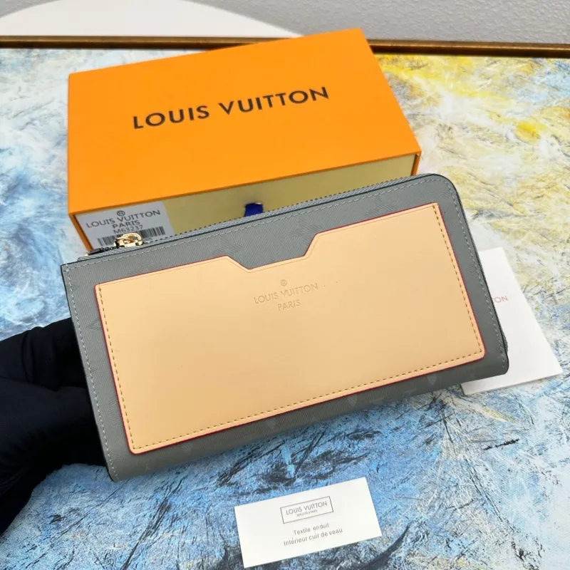 Alternative view of LV Wallets-675