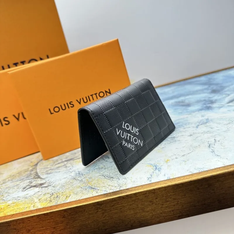 Alternative view of LV Wallets-676