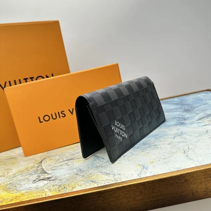 Alternative view of LV Wallets-678