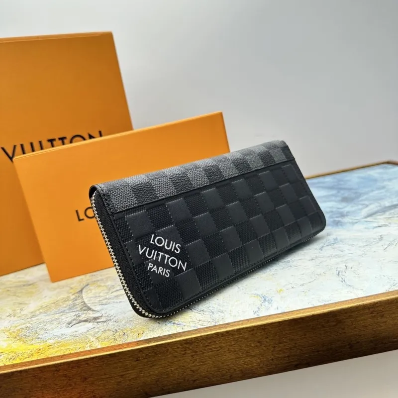 Alternative view of LV Wallets-679