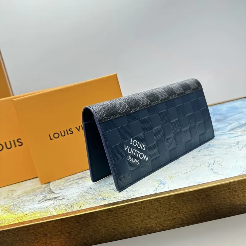 Alternative view of LV Wallets-682