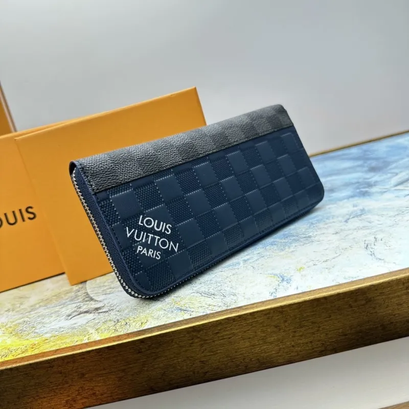 Alternative view of LV Wallets-683