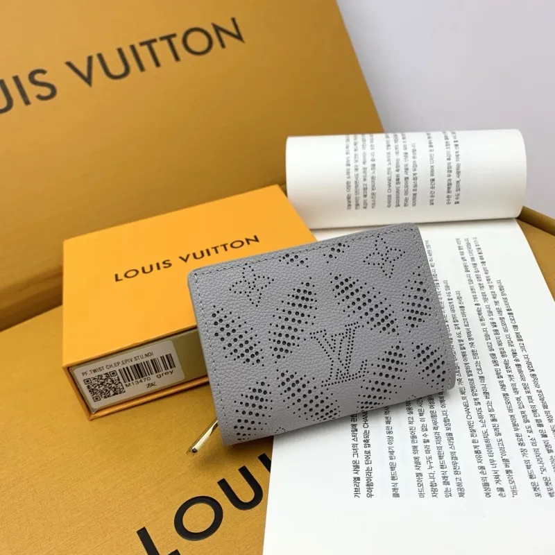 LV Wallets-684