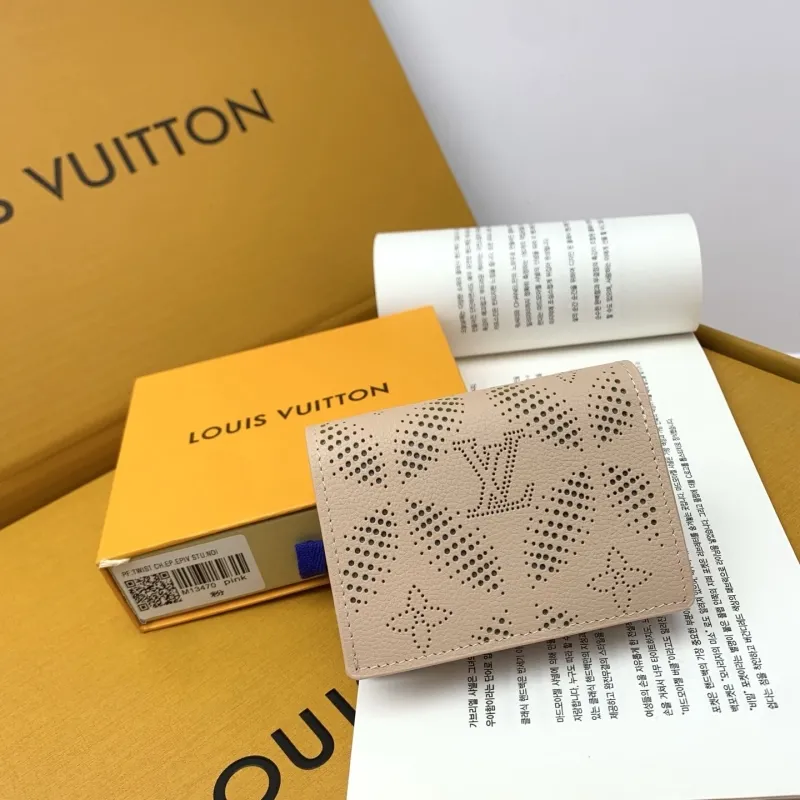 LV Wallets-685