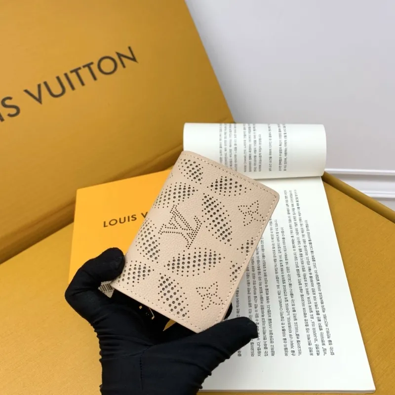 Alternative view of LV Wallets-685