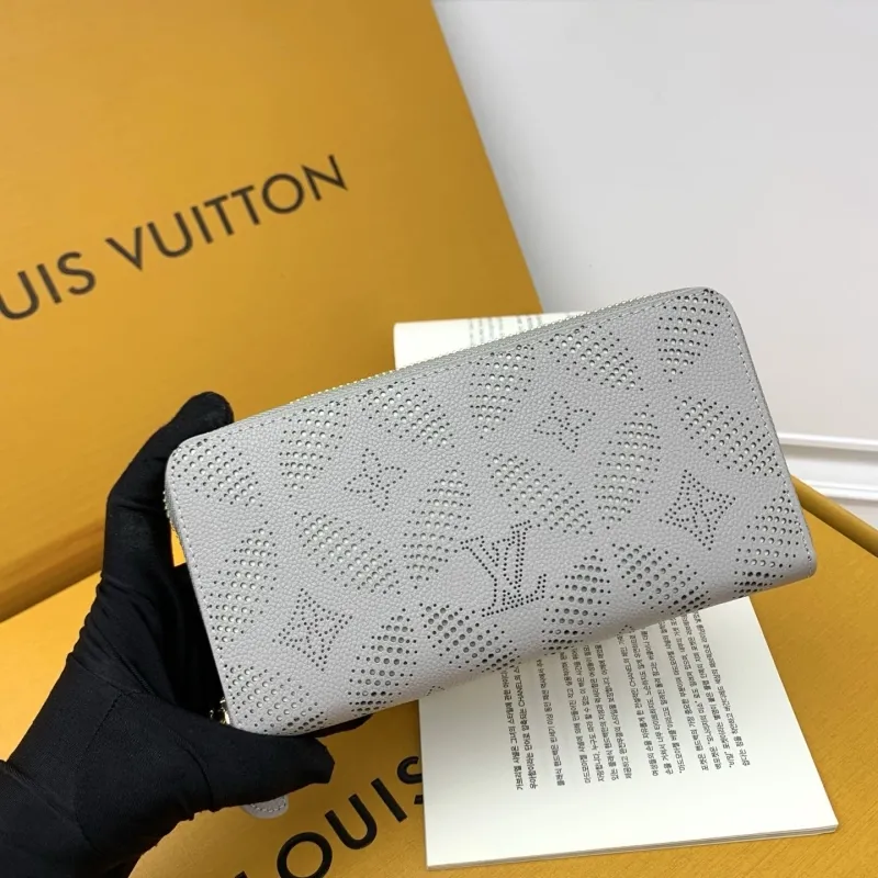 LV Wallets-686