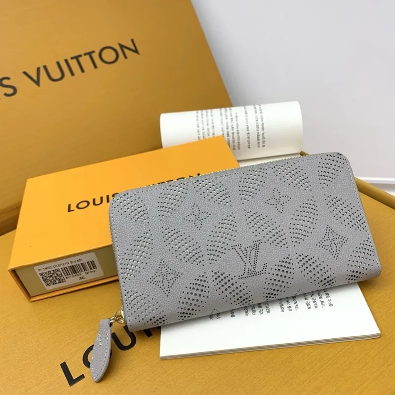 Alternative view of LV Wallets-686