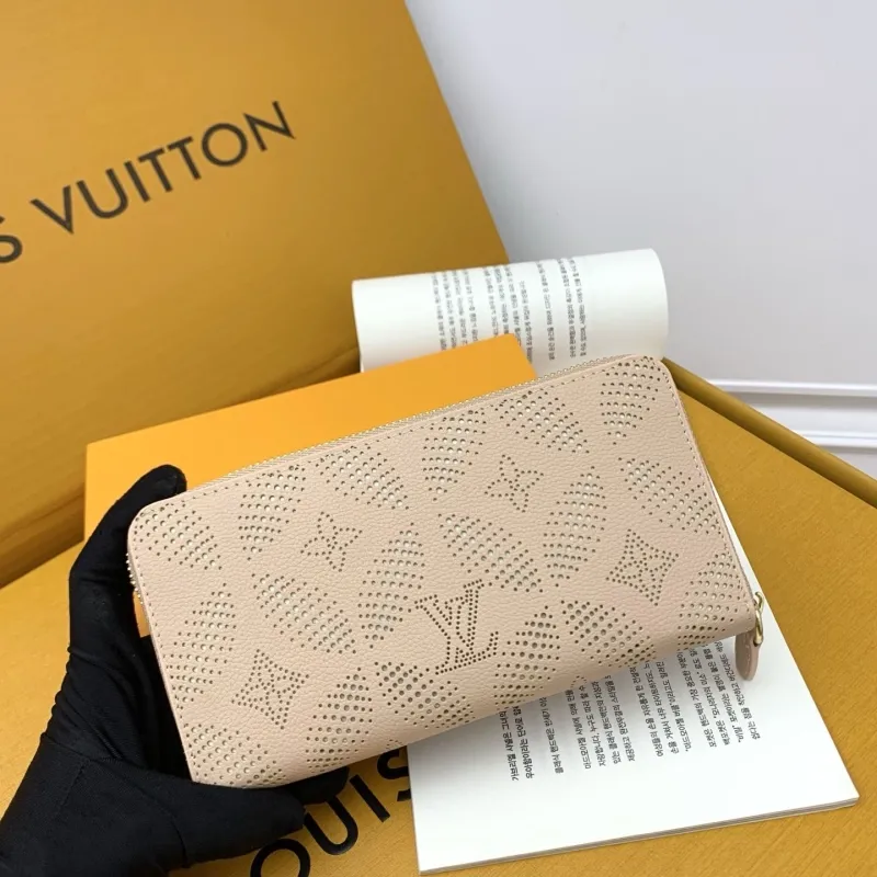 LV Wallets-687