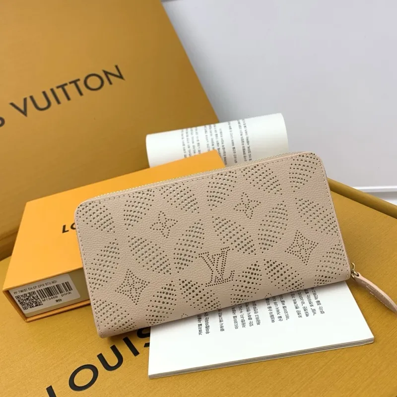 Alternative view of LV Wallets-687