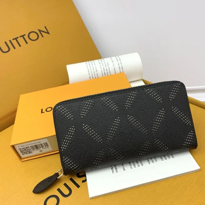 Alternative view of LV Wallets-688