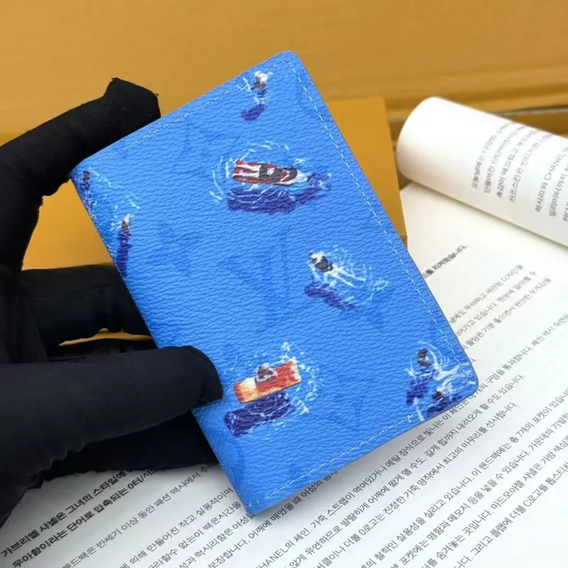 Alternative view of LV Wallets-689