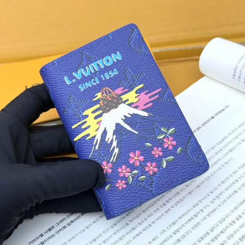 Alternative view of LV Wallets-693