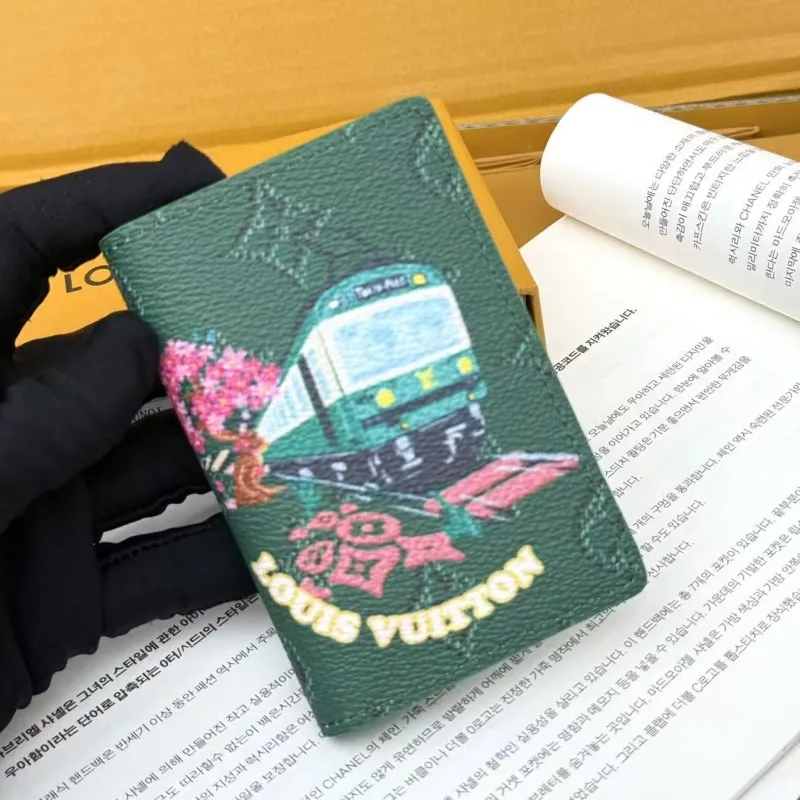 Alternative view of LV Wallets-694