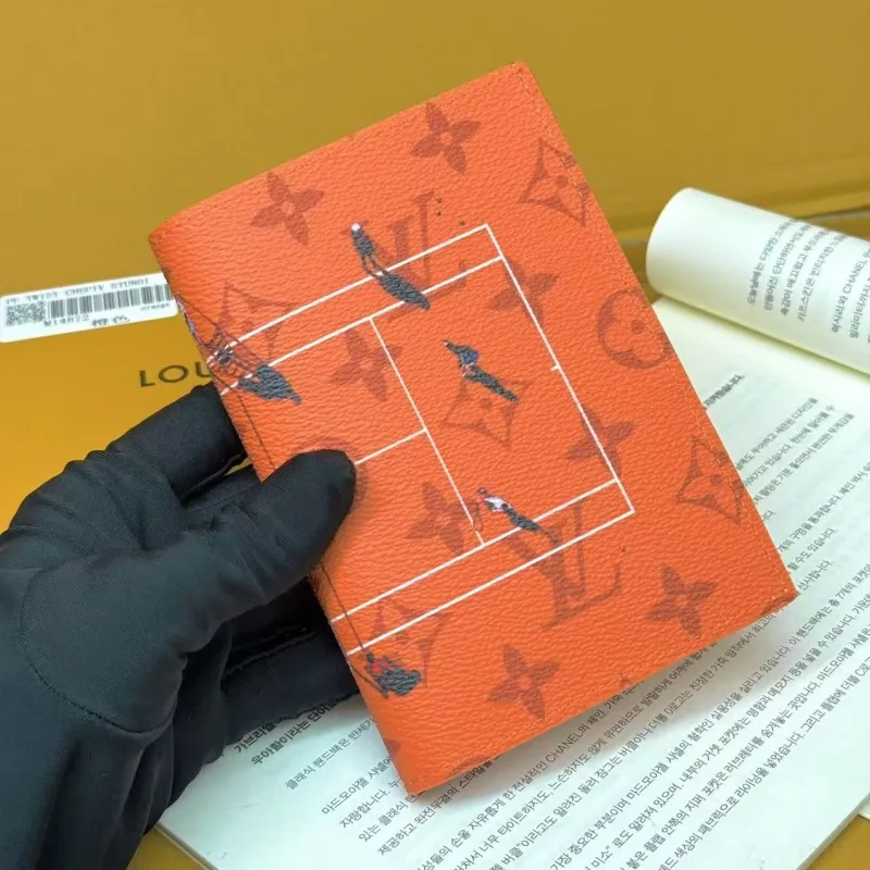 Alternative view of LV Wallets-695
