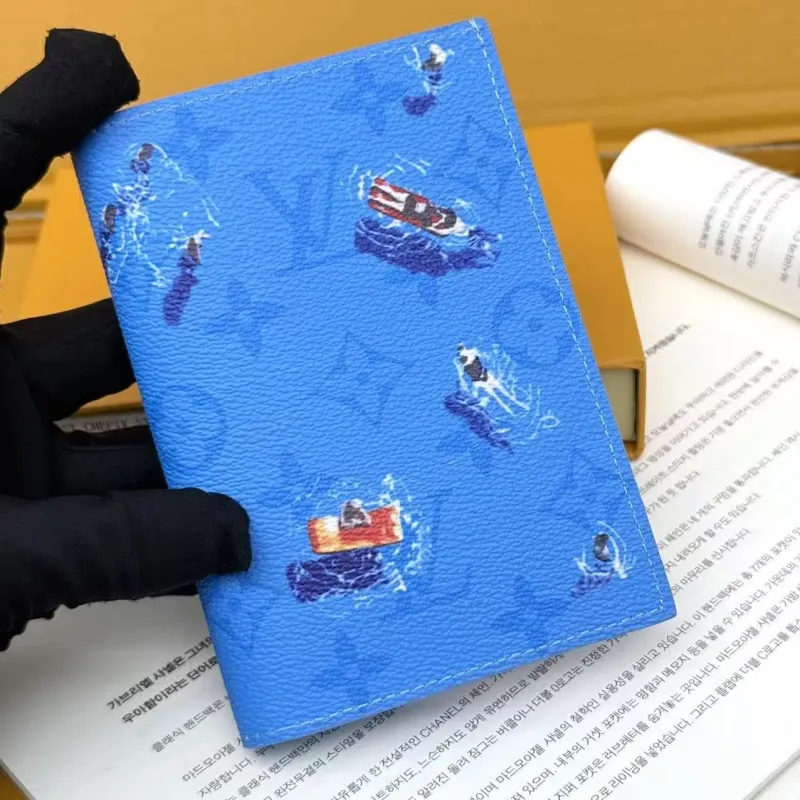 Alternative view of LV Wallets-696