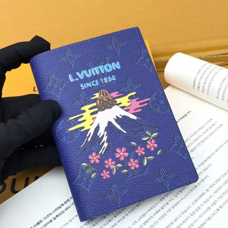Alternative view of LV Wallets-699